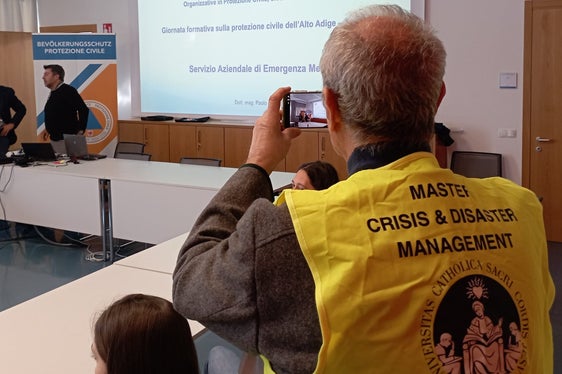 Partecipanti al corso di laurea magistrale “Crisis & Disaster Management: le Funzioni Organizzative in Protezione Civile, Sicurezza e Difesa civile” dell'Università Cattolica del Sacro Cuore di Milano nell'Aula Protezione civile del Centro di viale Druso. (Foto: USP/Università Cattolica del Sacro Cuore di Milano)