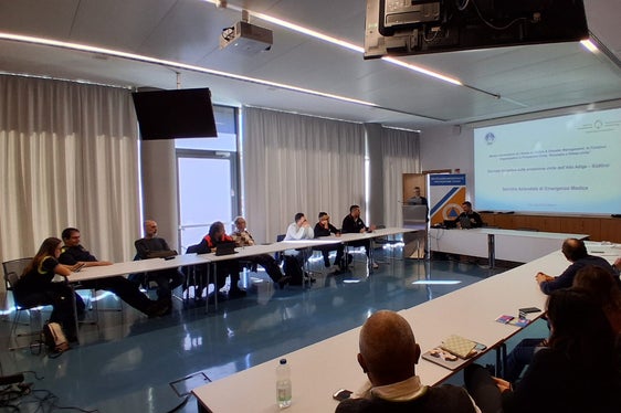 Partecipanti al corso di laurea magistrale “Crisis & Disaster Management: le Funzioni Organizzative in Protezione Civile, Sicurezza e Difesa civile” dell'Università Cattolica del Sacro Cuore di Milano nell'Aula Protezione civile del Centro di viale Druso. (Foto: USP/Università Cattolica del Sacro Cuore di Milano)