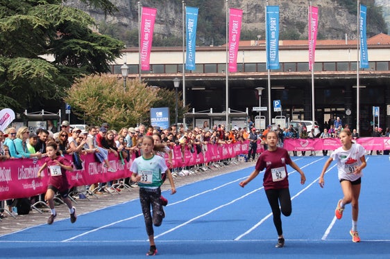Una bella immagine della finale femminile, tra due ali di folla festante (Foto: Euregio)