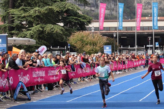Una bella immagine della finale femminile, tra due ali di folla festante (Foto: Euregio)