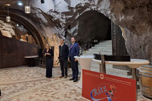 La scuola professionale agraria ha consegnato 49 attestati. Nella foto, da destra, il vicepresidente Galateo, il direttore della Formazione professionale, Giuseppe Delpero e la dirigente della scuola, Diana Palumbo. (Foto: USP)