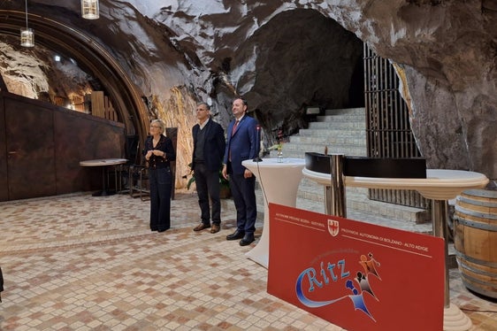 La scuola professionale agraria ha consegnato 49 attestati. Nella foto, da destra, il vicepresidente Galateo, il direttore della Formazione professionale, Giuseppe Delpero e la dirigente della scuola, Diana Palumbo. (Foto: USP)