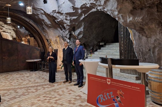 La scuola professionale agraria ha consegnato 49 attestati. Nella foto, da destra, il vicepresidente Galateo, il direttore della Formazione professionale, Giuseppe Delpero e la dirigente della scuola, Diana Palumbo. (Foto: USP)