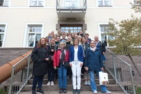 Fotografia de grupa dla delegazion de maestres y cunlauradëures dla Scolina Nordurbergi de Hafnarfjordur dan la scolina Salieta a Urtijëi, cun la diretëura de Scolina Genny Ploner (dancà, 2. da man drëta) y la urganisadëura dla vijita Jóna Fanney Svavarsdóttir (defin a man drëta). (Foto: USP/Direzions Scola Ladina).