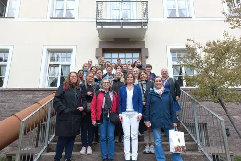 Foto di gruppo della delegazione islandese dell'asilo Nordurbergi di Hafnarfjordur in visita alla scuola dell'infanzia Salieta di Ortisei, con la direttrice Genny Ploner (davanti, seconda da destra) e al suo fianco l'organizzatrice dell'incontro Jóna Fanney Svavarsdóttir (Foto: ASP/Direzione istruzione, formazione e cultura ladina)