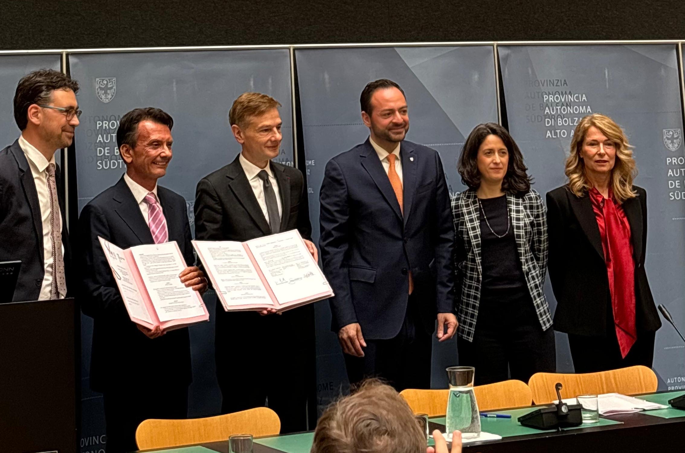 Sie stellten die Zusammenarbeit vor (Von links): Thibaut Triqueneaux (Beauftragter für internationale Beziehungen von Rektor Stanek), Hauptschulamtsleiter Vincenzo Gullotta, der Rektor der Académie de Reims Vincent Stanek, Agnes Pallini-Martin vom Istitut français Italien und Schulinspektorin Verena Mitterer. (Foto: LPA/Claudio Degasperi)