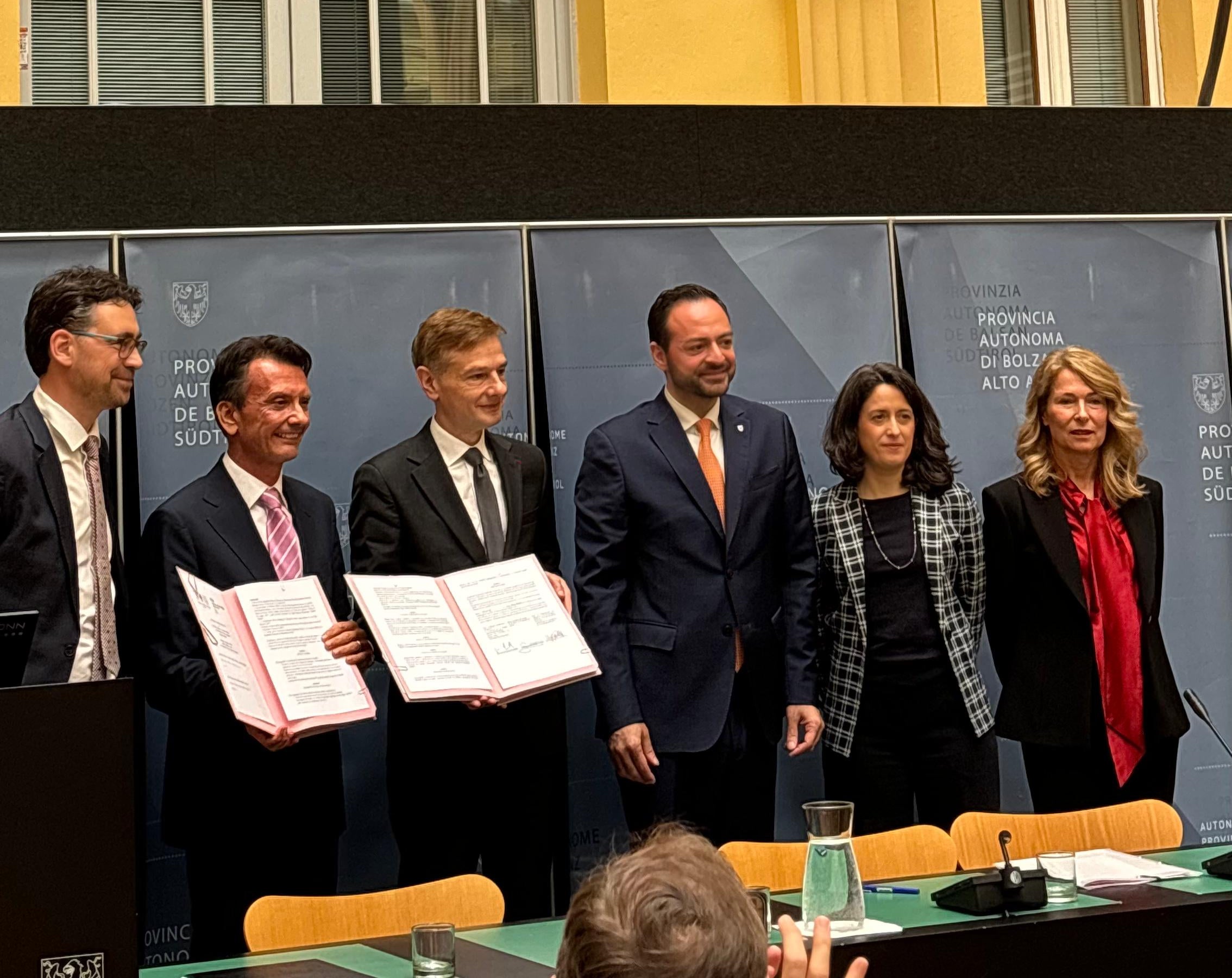 Da sinistra Thibaut Triqueneaux, consigliere per le relazioni internazionali del rettore Stanek, il sovrintendente scolastico Vincenzo Gullotta, il rettore dell'Académie de Reims Vincent Stanek, Agnes Pallini-Martin dell'Istitut français Italia e l'ispettrice scolastica Verena Mitterer. (Foto: USP/Claudio Degasperi)