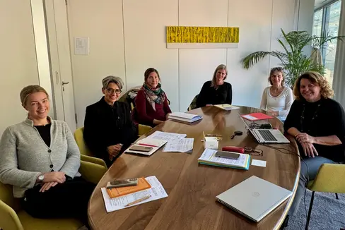 Fare rete per contrastare il fenomeno della violenza sulle persone con disabilità. Nella foto (da sinistra) la direttrice dell'Ufficio Persone con disabilità Verena Moser, la consigliera di parità Brigitte Hofer, Andrea Birrer (People First), Silvia Clignon (Lebenshilfe Südtirol), Ute Gebert (Ufficio Persone con disabilità) e l'assessora provinciale Rosmarie Pamer. (Foto: USP/Katharina Fleischmann)