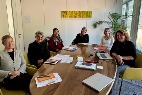 Fare rete per contrastare il fenomeno della violenza sulle persone con disabilità. Nella foto (da sinistra) la direttrice dell'Ufficio Persone con disabilità Verena Moser, la consigliera di parità Brigitte Hofer, Andrea Birrer (People First), Silvia Clignon (Lebenshilfe Südtirol), Ute Gebert (Ufficio Persone con disabilità) e l'assessora provinciale Rosmarie Pamer. (Foto: USP/Katharina Fleischmann)
