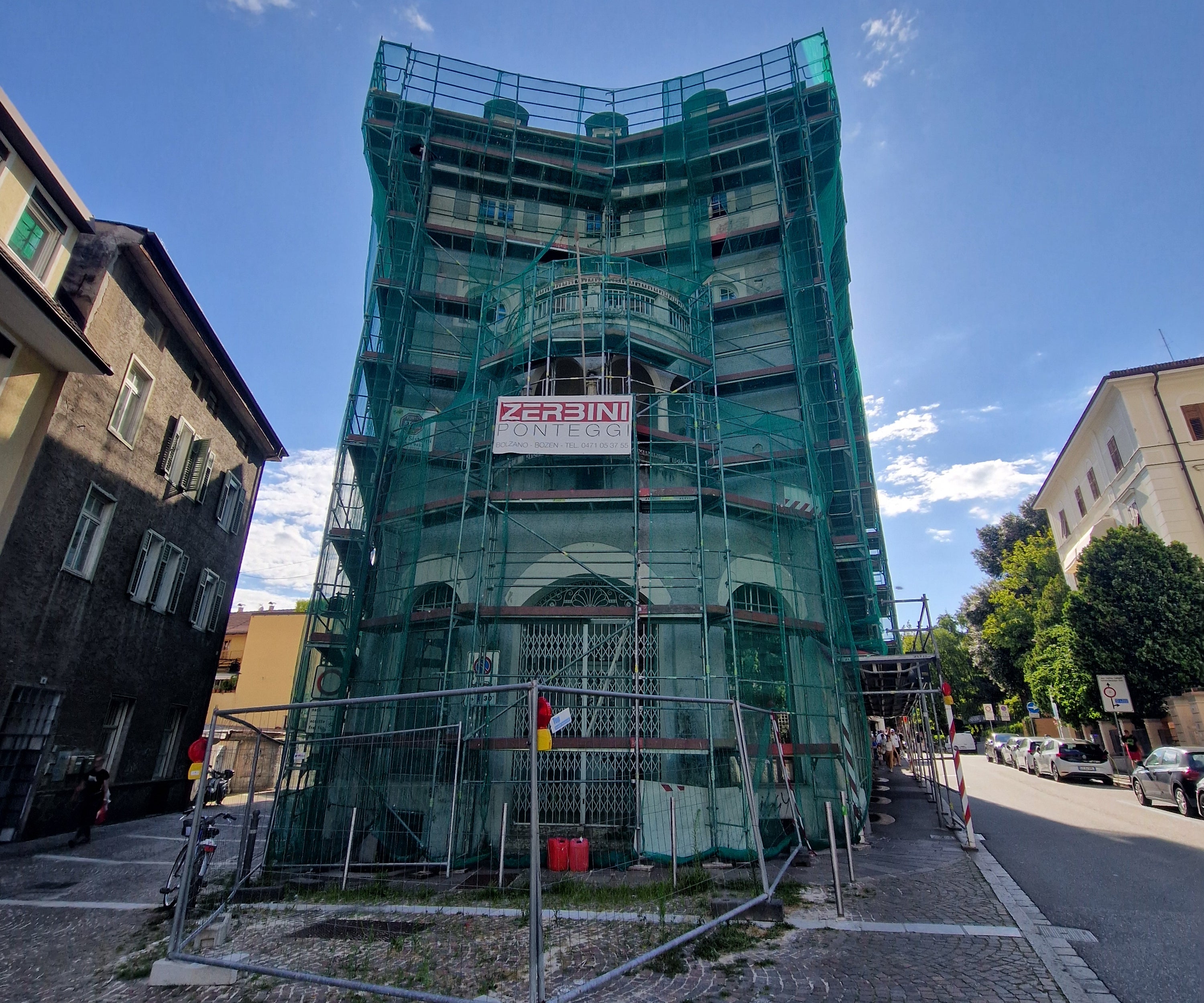 Die kaputte Fassade des Blauen Hauses in der Bozner Gerbergasse wird nun unter Anleitung des Landesamts für Bau- und Kunstdenkmäler restauriert. Das denkmalgeschützte Gebäude aus dem Jahr 1912 ist Sitz der Landesabteilung Europa.(Foto: LPA/Gianluca Crocco)