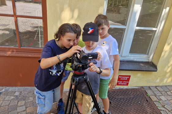 Im Geschichtenmagazin experimentierten die Schülerinnen und Schüler mit Kamera und Fotoapparat, im Bild (v.l.) Moritz, Felix, Manuel, Raphael (Foto: LPA/Begabungs- und Begabtenförderung der Pädagogischen Abteilung der Deutschen Bildungsdirektion/Eva Enderle)