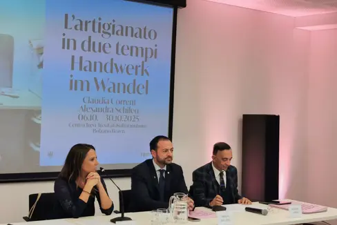 Bei der Vorstellung der Fotoausstellung: Fotografin Claudia Corrent, Landesrat Marco Galateo und Ressort- und Abteilungsdirektor Antonio Lampis. (Foto: LPA)