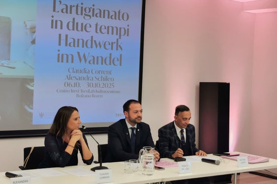 Il percorso espositivo raccoglie i ritratti e le storie di otto artigiani-artisti, componendo un itinerario che va dagli atelier di Bolzano ai laboratori di Merano, fino alle tradizioni della Val Passiria. Nella foto (da sinistra) la fotografa Claudia Corrent, il vicepresidente Marco Galateo e il direttore di Dipartimento Antonio Lampis. (Foto: USP)