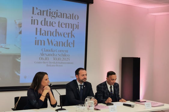 Il percorso espositivo raccoglie i ritratti e le storie di otto artigiani-artisti, componendo un itinerario che va dagli atelier di Bolzano ai laboratori di Merano, fino alle tradizioni della Val Passiria. Nella foto (da sinistra) la fotografa Claudia Corrent, il vicepresidente Marco Galateo e il direttore di Dipartimento Antonio Lampis. (Foto: USP)