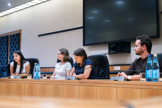 Ein Schwerpunkt des Gesprächs war das Thema Wohnen in Südtirol: Die Situation bei den Studentenwohnheimen in Bozen habe sich positiv entwickelt, berichtete Neha Bhati (links im Bild). Gleichzeitig bleibe das hohe Preisniveau eine Herausforderung und könne ein Grund dafür sein, dass junge Menschen nach ihrem Studium im Ausland bleiben. (Foto: LPA/Greta Stuefer)