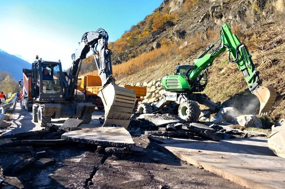 Nach den Arbeiten am Felsen ging es mit den Aufräumarbeiten auf der Staatsstraße in Latsch weiter. (Foto: Landesabteilung Straßendienst)