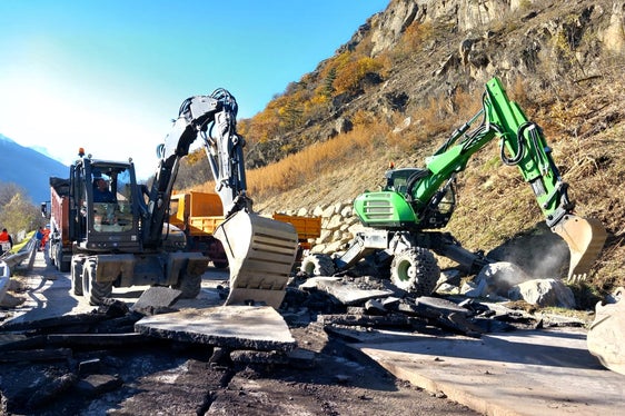 Dopo i lavori sulla roccia, sono proseguiti i lavori di sgombero sulla strada statale a Laces. (Foto: Servizio strade)