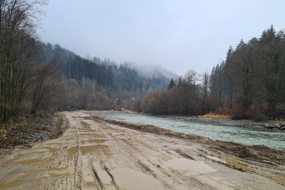 Dalla scorsa settimana, l'Ufficio sistemazione bacini montani Est sta lavorando con l'Agenzia per la Protezione Civile in due distinte sezioni del fiume Rienza, tra Chienes e S. Sigismondo. (Foto: ASP/Ufficio sistemazione bacini montani Est)