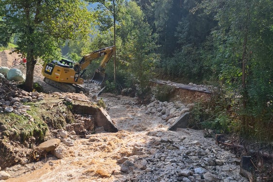 Wildbachverbauung im Einsatz: Im Schlernbach in Ums in der Gemeinde Völs (im Bild) und im Frötschbach in Seis setzt die Wildbachverbauung die Arbeiten nach den Starkregenereignissen von gestern Abend fort; am Nachmittag wurden fünf Bagger am Frötschbach eingesetzt und drei am Schlernbach. (Foto: LPA/Landesamt für Wildbach- und Lawinenverbauung Süd)
