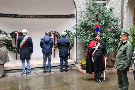 Il vicepresidente della Provincia di Bolzano, Giuliano Vettorato (terzo da sinistra) in un momento di raccoglimento nel corso della commemorazione (Foto: Ufficio stampa Comune di Bolzano/Michele Pasqualotto)