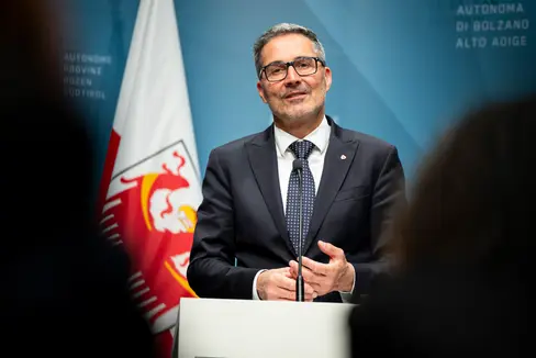 Unser Ziel ist ein modernes Landesrecht, das klar verständlich ist, die Verwaltung entlastet und den Bürgerinnen und Bürgern ebenso wie den Unternehmen dient, erklärte Landeshauptmann Arno Kompatscher den Gesetzentwurf genehmigt, der eine Vielzahl bestehender Landesgesetze anpasst. (Foto: LPA/Fabio Brucculeri)