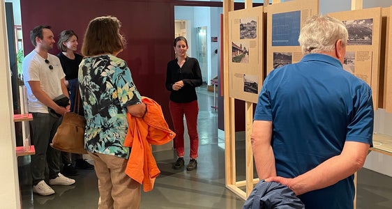 Rund 30 Besucherinnen und Besucher nahmen das Vermittlungsangebot im Stadtarchiv/Stadtmuseum von Innsbruck in Anspruch. (Foto: Maria Todorovic)