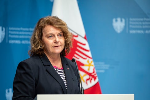 Die Anpassungen beim Landeskindergeld sind ein wichtiger Schritt, um Familien gezielt zu entlasten, betont Familienlandesrätin Rosmarie Pamer. Gleichzeitig richten wir den Blick nach vorne. Wir wollen die Erziehungszeiten rentenmäßig besser absichern, damit Eltern durch die Betreuung ihrer Kinder keine Rentenlücken entstehen. Einen entsprechenden Vorschlag habe ich den zuständigen Mitgliedern der Regionalregierung übermittelt. (Foto: LPA/Fabio Brucculeri)