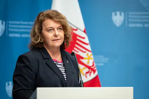 Gli adeguamenti degli assegni provinciali per i figli sono un passo importante per fornire uno sgravio mirato alle famiglie, sottolinea l'assessora provinciale alla Coesione sociale Rosmarie Pamer: Vogliamo fornire pro futuro una migliore protezione pensionistica per il congedo parentale, in modo che i genitori non soffrano di lacune pensionistiche a causa della cura dei figli. (Foto: USP/Fabio Brucculeri)