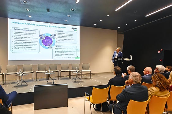 Josef T. Hofer, direttore della Ripartizione Informatica, ha illustrato la strategia dell'Amministrazione provinciale altoatesina in termini di intelligenza artificiale e ha spiegato quali vantaggi concreti la PA potrebbe trarre dalla nuova tecnologia. (Foto: USP/Ursula Pirchstaller)