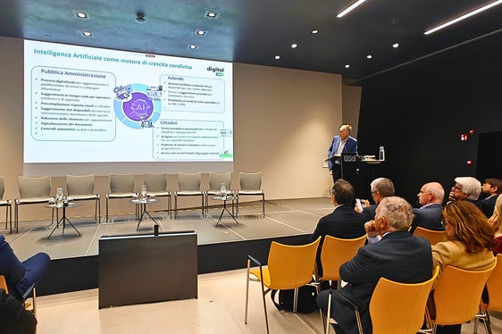 Josef T. Hofer, direttore della Ripartizione Informatica, ha illustrato la strategia dell'Amministrazione provinciale altoatesina in termini di intelligenza artificiale e ha spiegato quali vantaggi concreti la PA potrebbe trarre dalla nuova tecnologia. (Foto: USP/Ursula Pirchstaller)