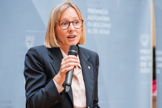 Se l'esperienza professionale porta un vantaggio al datore di lavoro, allora questo dovrebbe riflettersi sullo stipendio, indipendentemente dal luogo in cui è stata acquisita. Questa è una delle tante misure che abbiamo attuato negli ultimi due anni per rendere più attraente l'ingresso o il passaggio alla pubblica amministrazione, spiega l'assessora provinciale Magdalena Amhof. (Foto: USP/Bernhard Aichner)