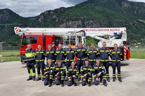 Foto di gruppo ufficiale con il comandante Florian Alber (in piedi, primo a sinistra) al termine dell'undicesimo corso di formazione per vigili del fuoco professionisti. (Foto: ASP/Corpo Permanente Vigili del fuoco di Bolzano)