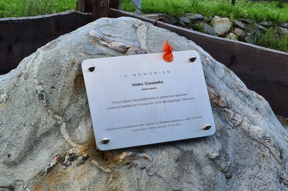 Im Zuge der Exkursion wurde auch diese Gedenktafel an der Pegelmessstation Stilfser Brücke enthüllt, zum Gedenken an den im April tödlich verunglückten Forscher Velio Coviello. (Foto: LPA/Christoph Oberschmied)