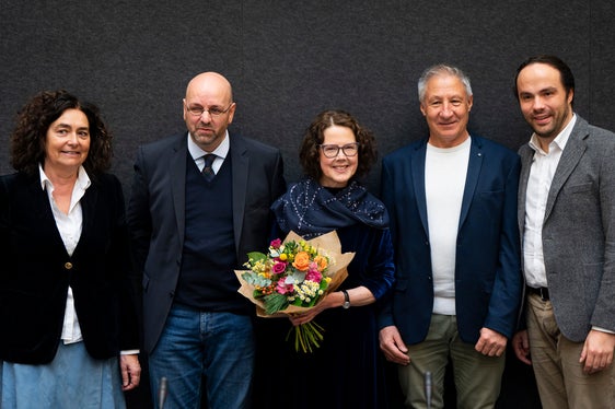 Amtsübergabe von Landeschronistin Rita Thaler Wieser (3.v.l.) an Landeschronist Wolfgang Thöni (2.v.r.), im Bild gemeinsam mit der Referentin für das Chronikwesen am Südtiroler Landesarchiv Margot Pizzini (1.v.l.), Landesarchiv-Direktor Gustav Pfeifer (2.v.l.) und Landesrat Philipp Achammer (1.v.r.). (Foto: LPA/Fabio Brucculeri)