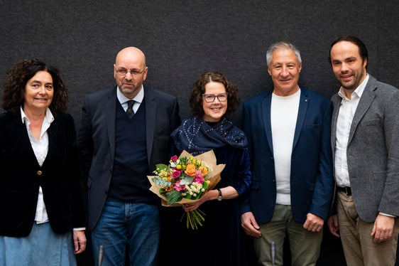 Amtsübergabe von Landeschronistin Rita Thaler Wieser (3.v.l.) an Landeschronist Wolfgang Thöni (2.v.r.), im Bild gemeinsam mit der Referentin für das Chronikwesen am Südtiroler Landesarchiv Margot Pizzini (1.v.l.), Landesarchiv-Direktor Gustav Pfeifer (2.v.l.) und Landesrat Philipp Achammer (1.v.r.). (Foto: LPA/Fabio Brucculeri)