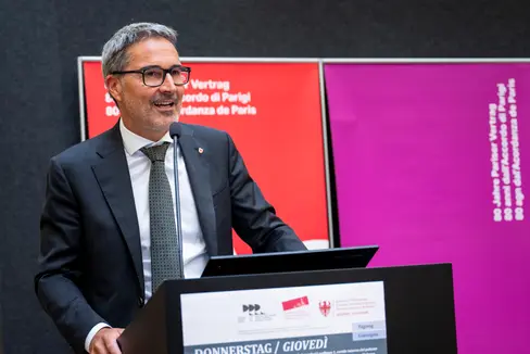 „Es ist immer notwendig, die Geschichte noch einmal Revue passieren zu lassen, um sie besser zu verstehen. Es gibt Menschen, die sie noch nicht kennen und behaupten, dass der Pariser Vertrag die internationale Verankerung unserer Autonomie nicht gewährleistet. Deshalb danke ich dem Zentrum für Regionalgeschichte, das diese Tagung mit hochkarätigen Referenten organisiert hat“, sagte Landeshauptmann Arno Kompatscher. (Foto: LPA/Fabio Brucculeri)