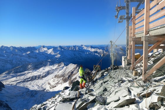 Das grenzübergreifende Projekt FROST.INI widmet sich der Überwachung des Permafrostbodens. Auf dem Großglockner wurden dafür vor kurzem zwei Bohrsäulen angebracht, die nun Daten liefern. (Foto: Georesearch ltd).