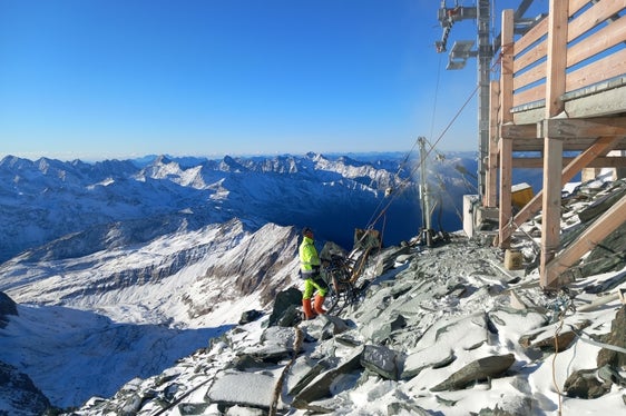 Das grenzübergreifende Projekt FROST.INI widmet sich der Überwachung des Permafrostbodens. Auf dem Großglockner wurden dafür vor kurzem zwei Bohrsäulen angebracht, die nun Daten liefern. (Foto: Georesearch ltd).