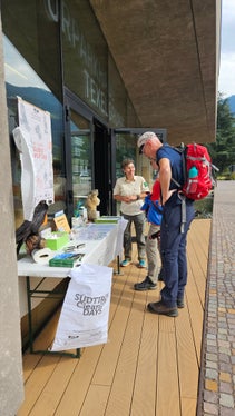 Für Naturschutz sensibilisieren: Vor dem Naturparkhaus Texelgruppe informierten sich Interessierte über die Südtirol CleanUp Days. (Foto: Naturparkhaus Texelgruppe)
