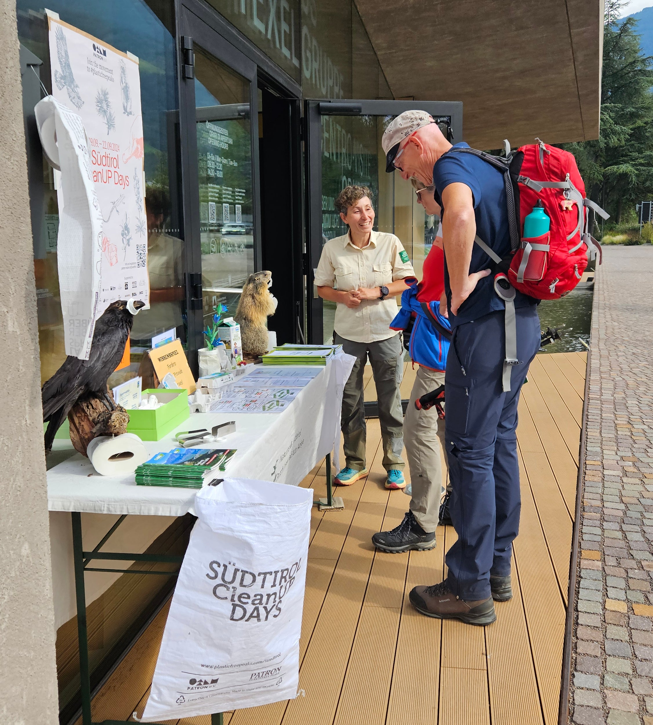 Sensibilizzazione alla conservazione della natura: davanti al Centro visite del Parco naturale Gruppo di Tessa, gli interessati hanno appreso le informazioni sui CleanUp Days dell'Alto Adige. (Foto: Centro visite Parco Naturale Gruppo di Tessa)
