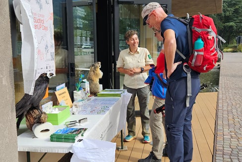 Sensibilizzazione alla conservazione della natura: davanti al Centro visite del Parco naturale Gruppo di Tessa, gli interessati hanno appreso le informazioni sui CleanUp Days dell'Alto Adige. (Foto: Centro visite Parco Naturale Gruppo di Tessa)