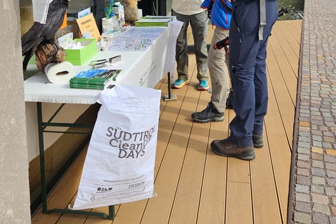 Sensibilizzazione alla conservazione della natura: davanti al Centro visite del Parco naturale Gruppo di Tessa, gli interessati hanno appreso le informazioni sui CleanUp Days dell'Alto Adige. (Foto: Centro visite Parco Naturale Gruppo di Tessa)