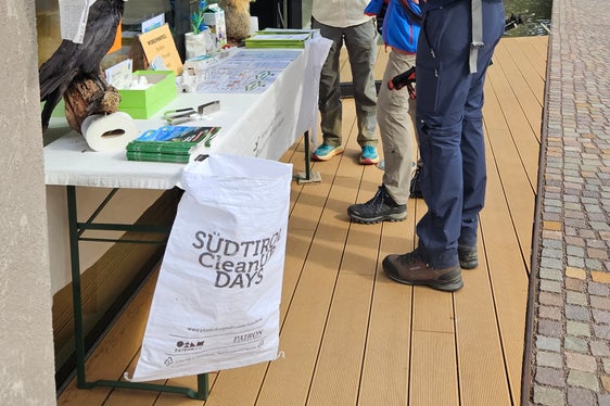 Für Naturschutz sensibilisieren: Vor dem Naturparkhaus Texelgruppe informierten sich Interessierte über die Südtirol CleanUp Days. (Foto: Naturparkhaus Texelgruppe)