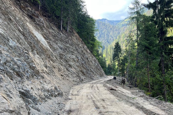 Im Herbst 2022 soll der Verkehr während der Arbeiten an der Brücke Eschenlohe auf die alte Straßentrasse umgeleitet werden, die derzeit dafür vorbereitet wird. (Foto: Landesabteilung Tiefbau)