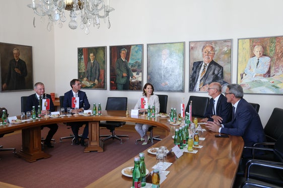 Incontro dei governatori del Tirolo, dell'Alta Austria, del Vorarlberg e del presidente della Provincia autonoma di Bolzano presso la governatrice del Land Salisburgo Karoline Edtstadler al Chiemseehof di Salisburgo. Da sinistra: Markus Wallner (Vorarlberg), Thomas Stelzer (Alta Austria), Karoline Edtstadler (Salisburgo), Anton Mattle (Tirolo), Arno Kompatscher (Alto Adige). (Foto: Land Salzburg / Franz Neumayr)