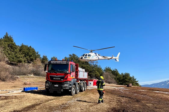 Waldbrand Sonnenberg Latsch: Im Einsatz standen 16 Freiwillige Feuerwehren und die Berufsfeuerwehr Bozen, vier kleinere Hubschrauber und zwei Super Puma. (Foto: LPA/Landesfeuerwehrverband)
