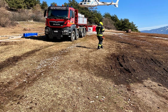 Per domare il vasto incendio sul Monte Sole sono state impiegate 16 squadre di vigili del fuoco volontari e del Corpo permanente di Bolzano, quattro elicotteri più piccoli e due Super Puma. (Foto: USP/Unione Provinciale dei Corpi dei Vigili del Fuoco Volontari)
Associazione provinciale dei vigili del fuoco)