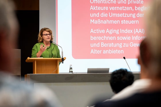 “Dobbiamo sempre tenere bene a mente ciò di cui hanno bisogno gli anziani per vivere bene”, ha affermato l'assessora provinciale agli Anziani Rosmarie Pamer durante l'incontro. (Foto: USP/Fabio Brucculeri)