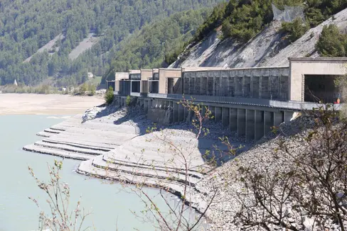 Lungo la sponda sinistra del lago, la strada statale SS40 sarà spostata di circa 50 metri verso il lago. Inoltre, la pista ciclabile sarà spostata parallelamente alla nuova strada statale. (Foto: Ripartizione Infrastrutture)