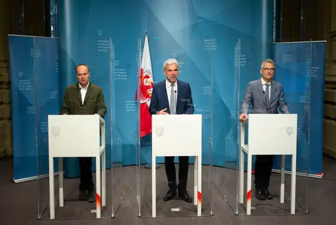 Bei der Pressekonferenz zum Borkenkäfer: (v.l.) Peter Prader, Wald- und Sägewerksbesitzer, Landesrat Arnold Schuler und Günther Unterthiner, Direktor der Abteilung Forstwirtschaft (Foto: LPA/ Fabio Brucculeri)